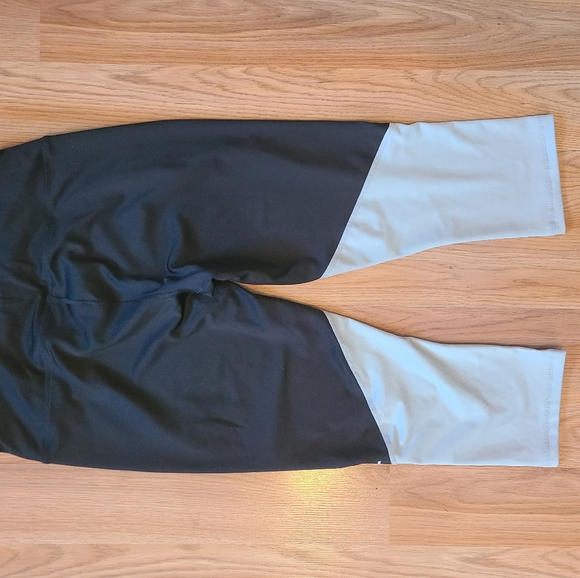 🌟 4/$20 Athletic Works black and Gray Striped Capri Leggings in Medium - Picture 2 of 5